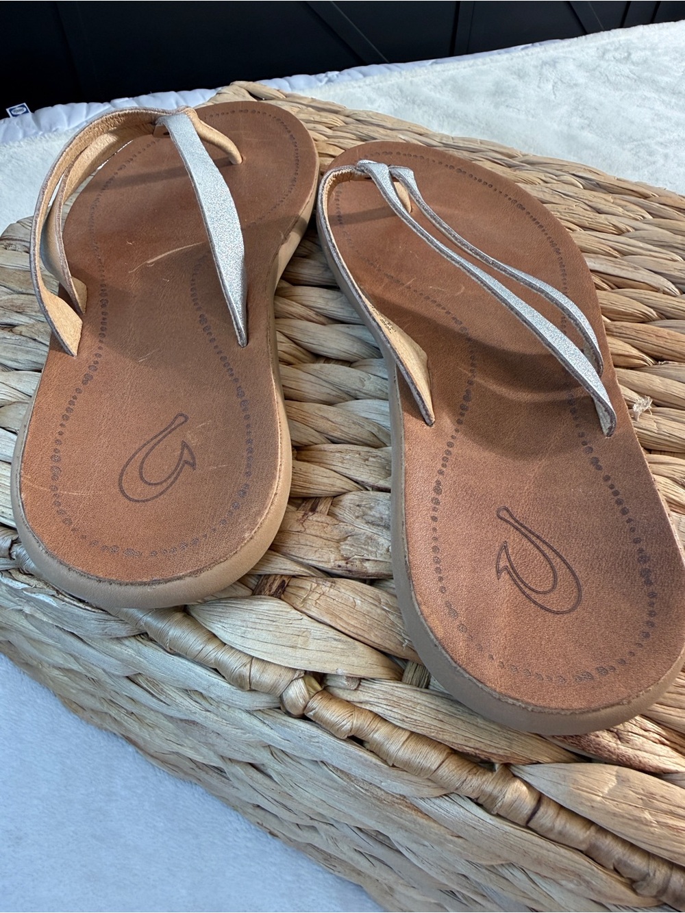 OluKai Kapahe Luana Metallic Leather Flip Flop Sandals Silver/Tan Women’s 7 EU 3 - Picture 4 of 7